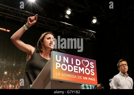 Madrid, Spanien. 27. Juni 2016. Irene Montero der spanischen gegen Sparpolitik Partei Podemos (wir können) versucht aufzuheitern ihre Anhänger auf die Wahlnacht in Madrid nach die Koalition der linken Parteien Unidos Podemos (zusammen können wir) nicht erwarteten Ergebnisse bei den wiederholten allgemeinen Wahlen am 26. Juni 2016 zu erreichen. Bildnachweis: Mira Galanova/Alamy Live-Nachrichten Stockfoto