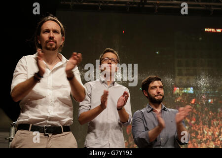 Madrid, Spanien. 27. Juni 2016. Der Führer der spanischen gegen Sparpolitik Partei Podemos (wir können) versuchen aufzumuntern ihre Anhänger auf die Wahlnacht in Madrid nach die Koalition der linken Parteien Unidos Podemos (zusammen können wir) nicht erwarteten Ergebnisse bei den wiederholten allgemeinen Wahlen am 26. Juni 2016 zu erreichen. Bildnachweis: Mira Galanova/Alamy Live-Nachrichten Stockfoto