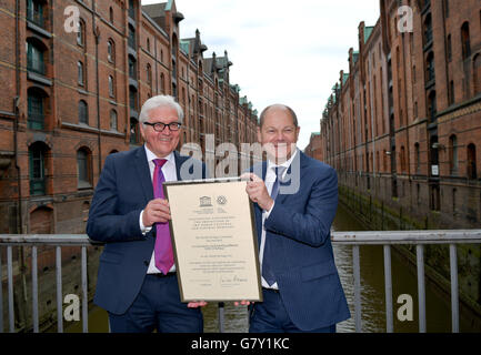 Der deutsche Außenminister Frank-Walter Steinmeier (SPD, R) und Bürgermeister von Hamburg, Olaf Scholz (SPD, l), zeigen die UNESCO Welt Kulturerbe Zertifikat, in Hamburg, Deutschland, 27. Juni 2016. FOTO: AXEL HEIMKEN/DPA Stockfoto