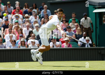 Wimbledon, Großbritannien. 27. Juni 2016. Novak Djokovic Serbien gibt den Ball gegen James Ward von Großbritannien während der Herren einzigen erstes Vorrundenspiel bei der 2016 Wimbledon Championships in Wimbledon, Südwesten London, Großbritannien, 27. Juni 2016 zurück. Novak Djokovic gewann 3: 0. © Ihr Pingfan/Xinhua/Alamy Live-Nachrichten Stockfoto