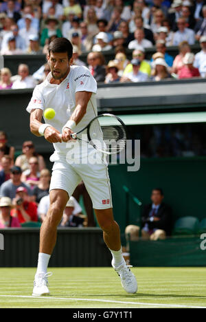 Wimbledon, Großbritannien. 27. Juni 2016. Novak Djokovic Serbien gibt den Ball gegen James Ward von Großbritannien während der Herren einzigen erstes Vorrundenspiel bei der 2016 Wimbledon Championships in Wimbledon, Südwesten London, Großbritannien, 27. Juni 2016 zurück. Novak Djokovic gewann 3: 0. © Ihr Pingfan/Xinhua/Alamy Live-Nachrichten Stockfoto