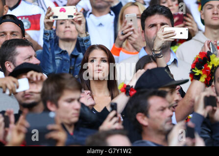 Lille, Frankreich. 26. Juni 2016. Lina Meyer (C), Freundin von Deutschlands Joshua Kimmich, wird während der UEFA EURO 2016 Runde von 16 Fußballspiel zwischen Deutschland und der Slowakei im Pierre Mauroy Stadium in Lille, Frankreich, 26. Juni 2016 auf der Tribüne gesehen. Foto: Christian Charisius/Dpa/Alamy Live News Stockfoto