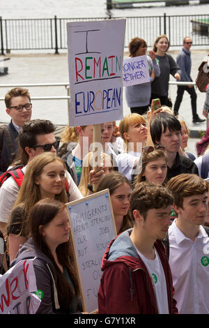 Cardiff, Wales, UK. 27. Juni 2016. College und Oberstufe Studenten protestieren im Stadtzentrum von Cardiff und außerhalb der Welsh Assembly in Cardiff Bay, ein zweites Referendum und eine Abstimmung für 16 jährige nach vergangenen Donnerstag UK Austritt Abstimmung gefordert. Bildnachweis: Haydn Denman/Alamy Live-Nachrichten Stockfoto