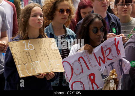 Cardiff, Wales, UK. 27. Juni 2016. College und Oberstufe Studenten protestieren im Stadtzentrum von Cardiff und außerhalb der Welsh Assembly in Cardiff Bay, ein zweites Referendum und eine Abstimmung für 16 jährige nach vergangenen Donnerstag UK Austritt Abstimmung gefordert. Bildnachweis: Haydn Denman/Alamy Live-Nachrichten Stockfoto