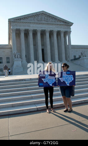 Washington DC, USA. 27. Juni 2016. Washington DC, 27. Juni 2016, USA: Pro Wahl befürwortet Stand im Vordergrund des Obersten Gerichtshofs warten auf die Richter eine Entscheidung über den Bundesstaat Texas Abtreibungsgesetze zu rendern.  Foto: Credit: Patsy Lynch/Alamy Live-Nachrichten Stockfoto