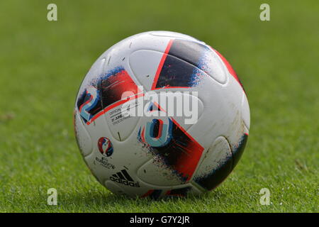 Saint-Denis, Frankreich. 27. Juni 2016. Offizieller Spielball während der UEFA EURO 2016 Runde von 16 Fußballspiel zwischen Italien und Spanien im Stade de France in Saint-Denis, Frankreich, 27. Juni 2016. Foto: Peter Kneffel/Dpa/Alamy Live News Stockfoto