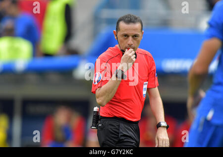 Saint-Denis, Frankreich. 27. Juni 2016. Schiedsrichter Cueneyt Cakir aus der Türkei während der UEFA EURO 2016 der 16. Spieltag Fußball-match zwischen Italien und Spanien im Stade de France in Saint-Denis, Frankreich, 27. Juni 2016. © Dpa/Alamy Live-Nachrichten Stockfoto