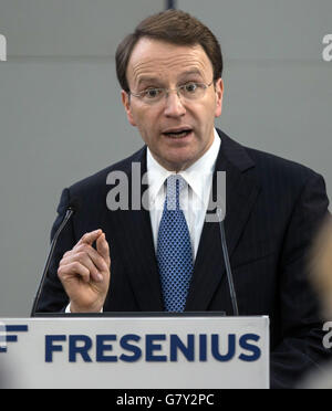 Datei - Datei Bild datiert 25. Februar 2015 zeigt Vorsitzender des Vorstands der Fresenius SE, Ulf Schneider, sprechen während der Bilanz-Pressekonferenz des Unternehmens in Bad Homburg, Deutschland. Foto: FRANK RUMPENHORST/dpa Stockfoto