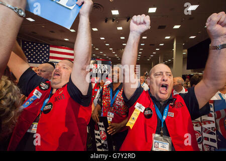 Las Vegas, Nevada USA 27. Juni 2016 - als Teamsters Union beginnt seine quinquennial Konvention, Reformer fordern die Führung des amtierenden Präsidenten James Hoffa. In Reih und Glied Teamsters wählt zwischen Hoffa und Louisville lokalen 89 Präsident Fred Zuckerman bei Wahlen in diesem Herbst unter US Regierung Aufsicht durchgeführt werden. Hoffa Fans versammelten sich vor der ersten Sitzung des Konvents. Bildnachweis: Jim West/Alamy Live-Nachrichten Stockfoto