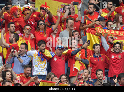 Saint-Denis, Frankreich. 27. Juni 2016. Unterstützer von Spanien jubeln auf der Tribüne während der UEFA EURO 2016 der 16. Spieltag Fußball-match zwischen Italien und Spanien im Stade de France in Saint-Denis, Frankreich, 27. Juni 2016. Foto: Peter Kneffel/Dpa/Alamy Live News Stockfoto