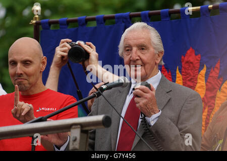 London, UK. 27. Juni 2016. Dennis Skinner befasst sich mit die Masse KeepCorbyn Protest gegen Putsch und bauen unsere Bewegung am Parliament Square, London, UK. Bildnachweis: Siehe Li/Alamy Live News Stockfoto