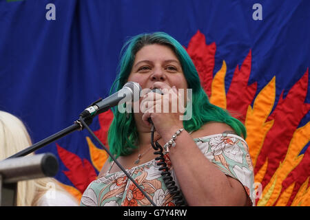 London, UK. 27. Juni 2016. Sprecher der Bewegung befasst sich mit die Masse KeepCorbyn Protest gegen Putsch und bauen unsere Bewegung am Parliament Square, London, UK. Bildnachweis: Siehe Li/Alamy Live News Stockfoto