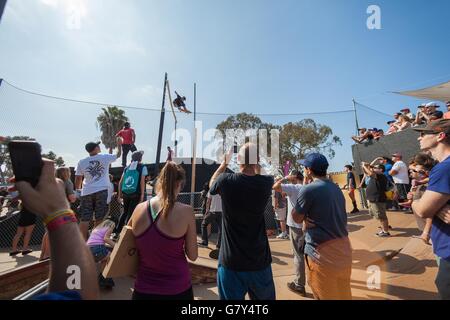 San Diego, CA, USA. 25. Juni 2016. An einem sonnigen Samstag Kreuz jung und alt stellte sich heraus, für die 10. jährlichen Zusammenstoß auf Clairemont.There ein Skateboarder war, sowie einen Hochsprung-Wettbewerb, half-Pipe-Demo, Schwimmbad Reiten, live-Musik, alles zum Vorteil der lokalen YMCA, und der Mahlgrad für wohltätige Zwecke Leben. Einheimische und Skateboarding Legenden stellte sich heraus zu um helfen, die Ursache zu unterstützen. Zusammengestellt von Skating Legende Andy MacDonald.Andy hatte ein paar Freunde einschließlich legendären Skater Tony Hawk, Bob Burnquist, Lincoln Ueda, Ryan Sheckler und vieles mehr. Hier zu sehen, versucht der Hochsprung, war die gewinnende Höhe 12' set Stockfoto