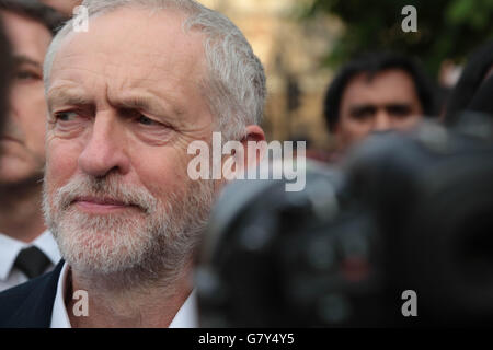 London, UK. 27. Juni 2016. Jeremy Corbyn im Parlament Platz wo er Tausende gerichtet, verlangte er halten, ist Aufgabe als Labour Leader. Bildnachweis: Thabo Jaiyesimi/Alamy Live-Nachrichten Stockfoto