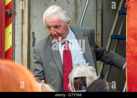 London, UK. 27. Juni 2016. Veteran Labour MP Dennis Skinner auf der Kundgebung gegen einen Putschversuch durch rechtsextreme Labour-Abgeordnete gegen Jeremy Corbyn als Labour-Chef, trotz der riesigen Mandat hat er aus der Partei als Ganzes.  Corbyn selbst war der letzte Redner, verspricht er wird nicht zurücktreten und wenn MPs ein Führungwahl zwingen wird er wieder stehen. Bildnachweis: Peter Marshall/Alamy Live-Nachrichten Stockfoto