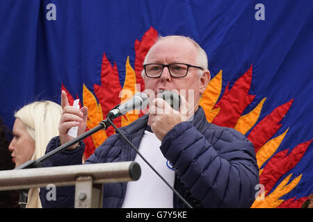 London, UK. 27. Juni 2016. Lautsprecher befasst sich mit die Masse KeepCorbyn Protest gegen Putsch und bauen unsere Bewegung am Parliament Square, London, UK. Bildnachweis: Siehe Li/Alamy Live News Stockfoto