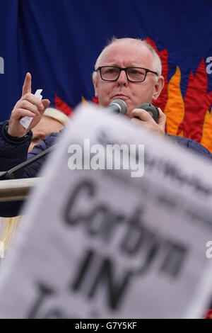 London, UK. 27. Juni 2016. Lautsprecher befasst sich mit die Masse KeepCorbyn Protest gegen Putsch und bauen unsere Bewegung am Parliament Square, London, UK. Bildnachweis: Siehe Li/Alamy Live News Stockfoto