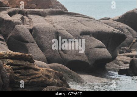 Qingdao, Qingdao, CHN. 24. Juni 2016. Qingdao, China - 24. Juni 2016: (Nur zur redaktionellen Verwendung. CHINA aus) diesen Natursteinen befindet sich in Ost-Insel Qingdao sehen aus wie Statuen auf der Osterinsel. © SIPA Asien/ZUMA Draht/Alamy Live-Nachrichten Stockfoto