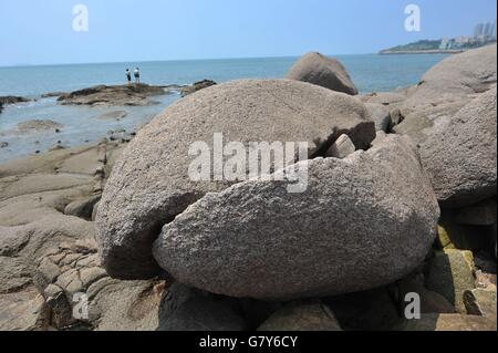 Qingdao, Qingdao, CHN. 24. Juni 2016. Qingdao, China - 24. Juni 2016: (Nur zur redaktionellen Verwendung. CHINA aus) diesen Natursteinen befindet sich in Ost-Insel Qingdao sehen aus wie Statuen auf der Osterinsel. © SIPA Asien/ZUMA Draht/Alamy Live-Nachrichten Stockfoto