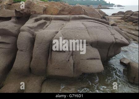 Qingdao, Qingdao, CHN. 24. Juni 2016. Qingdao, China - 24. Juni 2016: (Nur zur redaktionellen Verwendung. CHINA aus) diesen Natursteinen befindet sich in Ost-Insel Qingdao sehen aus wie Statuen auf der Osterinsel. © SIPA Asien/ZUMA Draht/Alamy Live-Nachrichten Stockfoto