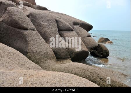 Qingdao, Qingdao, CHN. 24. Juni 2016. Qingdao, China - 24. Juni 2016: (Nur zur redaktionellen Verwendung. CHINA aus) diesen Natursteinen befindet sich in Ost-Insel Qingdao sehen aus wie Statuen auf der Osterinsel. © SIPA Asien/ZUMA Draht/Alamy Live-Nachrichten Stockfoto