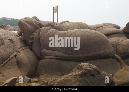 Qingdao, Qingdao, CHN. 24. Juni 2016. Qingdao, China - 24. Juni 2016: (Nur zur redaktionellen Verwendung. CHINA aus) diesen Natursteinen befindet sich in Ost-Insel Qingdao sehen aus wie Statuen auf der Osterinsel. © SIPA Asien/ZUMA Draht/Alamy Live-Nachrichten Stockfoto