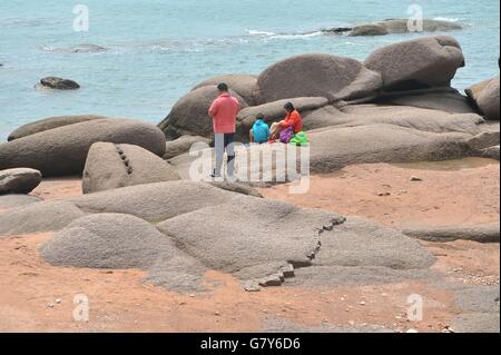 Qingdao, Qingdao, CHN. 24. Juni 2016. Qingdao, China - 24. Juni 2016: (Nur zur redaktionellen Verwendung. CHINA aus) diesen Natursteinen befindet sich in Ost-Insel Qingdao sehen aus wie Statuen auf der Osterinsel. © SIPA Asien/ZUMA Draht/Alamy Live-Nachrichten Stockfoto