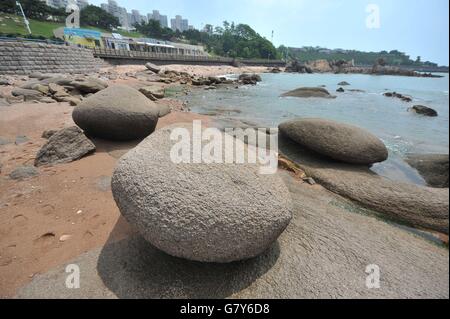 Qingdao, Qingdao, CHN. 24. Juni 2016. Qingdao, China - 24. Juni 2016: (Nur zur redaktionellen Verwendung. CHINA aus) diesen Natursteinen befindet sich in Ost-Insel Qingdao sehen aus wie Statuen auf der Osterinsel. © SIPA Asien/ZUMA Draht/Alamy Live-Nachrichten Stockfoto