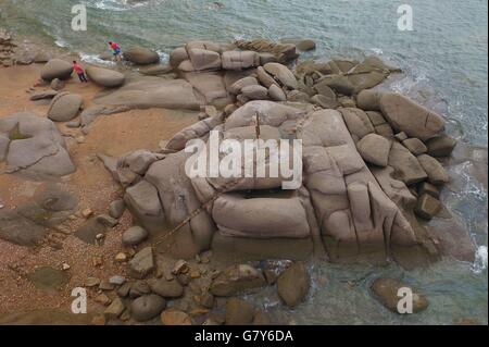 Qingdao, Qingdao, CHN. 24. Juni 2016. Qingdao, China - 24. Juni 2016: (Nur zur redaktionellen Verwendung. CHINA aus) diesen Natursteinen befindet sich in Ost-Insel Qingdao sehen aus wie Statuen auf der Osterinsel. © SIPA Asien/ZUMA Draht/Alamy Live-Nachrichten Stockfoto