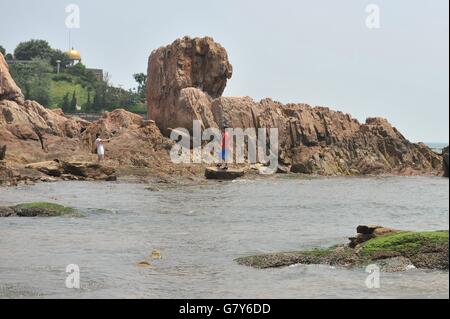 Qingdao, Qingdao, CHN. 24. Juni 2016. Qingdao, China - 24. Juni 2016: (Nur zur redaktionellen Verwendung. CHINA aus) diesen Natursteinen befindet sich in Ost-Insel Qingdao sehen aus wie Statuen auf der Osterinsel. © SIPA Asien/ZUMA Draht/Alamy Live-Nachrichten Stockfoto