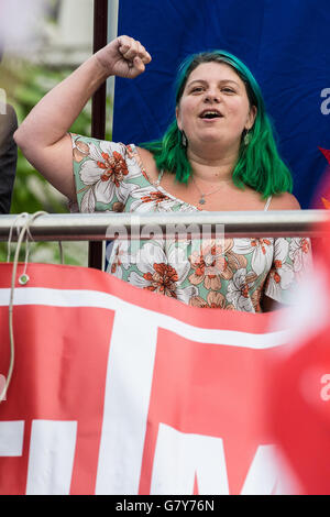 London, UK. 27. Juni 2016. Marsha-Jane Thompson Dynamik befasst sich Fans von Jeremy Corbyn bei einer Kundgebung in Parliament Square zur Unterstützung seiner Führung der Labour Party. Jeremy Corbyn kamen bei der Rallye von einem Treffen im House Of Commons, wo er fordert Rücktritt innerhalb der Labour Party im Parlament nach Masse Rücktritte von seinem Schattenkabinett konfrontiert hatte. Bildnachweis: Mark Kerrison/Alamy Live-Nachrichten Stockfoto