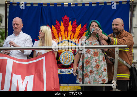 London, UK. 27. Juni 2016. Marsha-Jane Thompson Dynamik befasst sich Fans von Jeremy Corbyn bei einer Kundgebung in Parliament Square zur Unterstützung seiner Führung der Labour Party. Jeremy Corbyn kamen bei der Rallye von einem Treffen im House Of Commons, wo er fordert Rücktritt innerhalb der Labour Party im Parlament nach Masse Rücktritte von seinem Schattenkabinett konfrontiert hatte. Bildnachweis: Mark Kerrison/Alamy Live-Nachrichten Stockfoto