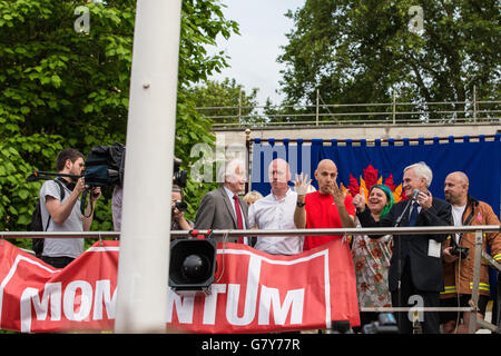 London, UK. 27. Juni 2016. John McDonnell, Schatten-Kanzler, grüßt Fellow Labour MP Dennis Skinner an einer Kundgebung in Parliament Square zur Unterstützung seiner Führung der Labour Party. Jeremy Corbyn kamen bei der Rallye von einem Treffen im House Of Commons, wo er fordert Rücktritt innerhalb der Labour Party im Parlament nach Masse Rücktritte von seinem Schattenkabinett konfrontiert hatte. Bildnachweis: Mark Kerrison/Alamy Live-Nachrichten Stockfoto