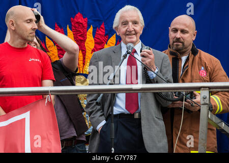 London, UK. 27. Juni 2016. Dennis Skinner, Arbeits-Wartungstafel für Bolsover, befasst sich mit Anhängern von Jeremy Corbyn bei einer Kundgebung in Parliament Square zur Unterstützung seiner Führung der Labour Party. Jeremy Corbyn kamen bei der Rallye von einem Treffen im House Of Commons, wo er fordert Rücktritt innerhalb der Labour Party im Parlament nach Masse Rücktritte von seinem Schattenkabinett konfrontiert hatte. Bildnachweis: Mark Kerrison/Alamy Live-Nachrichten Stockfoto