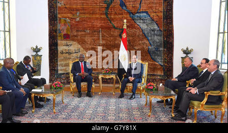 Kairo, Ägypten. 27. Juni 2016. Der ägyptische Präsident Abdel Fattah al-Sisi trifft mit Sierra Leone Präsident Ernest Bai Koroma, in Kairo, Ägypten, am 27. Juni 2016 © ägyptische Präsident Büro/APA Bilder/ZUMA Draht/Alamy Live News Stockfoto