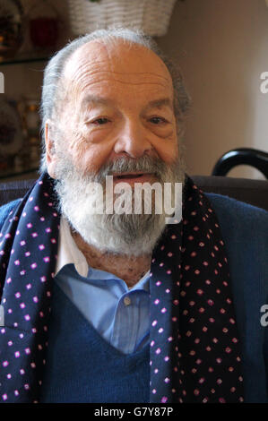 Rom, Italien. 17. März 2016. Datei - italienischer Schauspieler Bud Spencer, geboren als Carlo Pedersoli, sitzt in seiner Wohnung in Rom, Italien, 17. März 2016. Medienberichten zufolge ist Spencer am 27. Juni 2016 im Alter von 86 Jahren gestorben. Foto: CAROLA FRENTZEN/Dpa/Alamy Live News Stockfoto