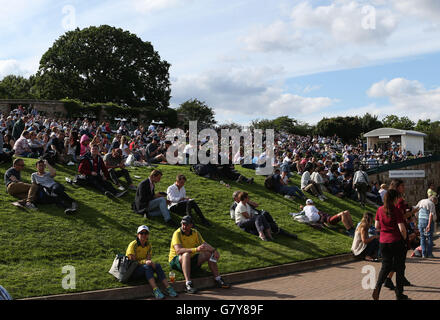 London, UK. 27. Juni 2016. Zuschauer sitzen auf Murray montieren (Henman Hill) an Tag1 bei den 2016 Wimbledon Tennis Championships in London 27. Juni 2016. © Han Yan/Xinhua/Alamy Live-Nachrichten Stockfoto