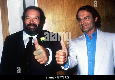 Datei - Datei Bild datiert 20. Oktober 1984 zeigt italienische Schauspieler Bud Spencer (L) und Terence Hill ein Daumen aufgeben, wie sie ihren Film "Double Trouble" bei der 50. Ausgabe des Fernsehens präsentieren show "Auf Los Geht Los" in Deutschland. Medienberichten zufolge ist Spencer am 27. Juni 2016 im Alter von 86 Jahren gestorben. Foto: Istvan Bajzat/dpa Stockfoto