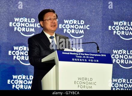 Tianjin, China. 28. Juni 2016. Bürgermeister von Tianjin Huang Xingguo befasst sich mit die Abschlussveranstaltung der Jahrestagung des neuen Champions 2016, auch bekannt als Sommer Forum von Davos, in Tianjin, Nord-China, 28. Juni 2016. © Yue Yuewei/Xinhua/Alamy Live-Nachrichten Stockfoto