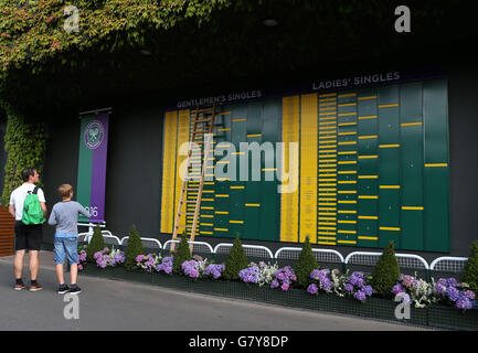 London, UK. 27. Juni 2016. Zuschauer beobachten die Wolfsmotiv und Zeitpläne an Tag1 bei den 2016 Wimbledon Tennis Championships in London 27. Juni 2016. © Han Yan/Xinhua/Alamy Live-Nachrichten Stockfoto