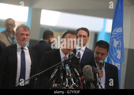 Gaza-Stadt. 28. Juni 2016. UNO-Generalsekretär Ban Ki-Moon (C) spricht während einer Pressekonferenz in einer Schule, die von der United Nations Relief und Agentur für Arbeit für Palästina-Flüchtlinge in Gaza-Stadt, 28. Juni 2016 laufen. United Nations Secretary General Ban Ki-Moon am Dienstag rief für das Ende der israelischen Blockade auf den Gaza-Streifen und beschrieb es als "kollektive Bestrafung." Bildnachweis: Yasser Qudih/Xinhua/Alamy Live-Nachrichten Stockfoto