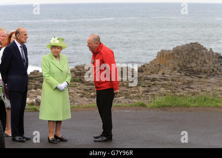 County Antrim, Nordirland, Vereinigtes Königreich. 28. Juni 2016. Queen Elizabeth II (C) und Prinz Philip, Duke of Edinburgh (L) hören Sie Erklärungen von Neville McComachie von der National Trust Giant's Causeway (R) im County Antrim, Nordirland, Großbritannien, 28. Juni 2016 Großbritanniens. Die Basaltsäulen des Giant's Causeway sind als UNESCO-Weltkulturerbe aufgeführt. Bild/irische Auge Credit: Irische Auge/Alamy Live-Nachrichten Stockfoto