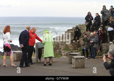 County Antrim, Nordirland, Vereinigtes Königreich. 28. Juni 2016. Queen Elizabeth II (C) und Prinz Philip, Duke of Edinburgh (L) hören Sie Erklärungen von Neville McComachie von der National Trust Giant's Causeway (R) im County Antrim, Nordirland, Großbritannien, 28. Juni 2016 Großbritanniens. Die Basaltsäulen des Giant's Causeway sind als UNESCO-Weltkulturerbe aufgeführt. Bild/irische Auge Credit: Irische Auge/Alamy Live-Nachrichten Stockfoto