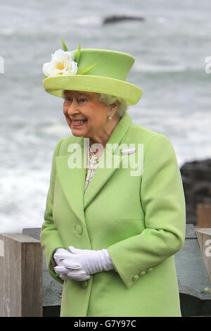 County Antrim, Nordirland, Vereinigtes Königreich. 28. Juni 2016. Die britische Königin Elizabeth II lächelt Prinz Philip, Duke of Edinburgh (L), wie sie Erklärungen von Neville McComachie von der National Trust Giant's Causeway (R) im County Antrim, Nordirland, Großbritannien, 28. Juni 2016 hören. Die Basaltsäulen des Giant's Causeway sind als UNESCO-Weltkulturerbe aufgeführt. Bild/irische Auge Credit: Irische Auge/Alamy Live-Nachrichten Stockfoto