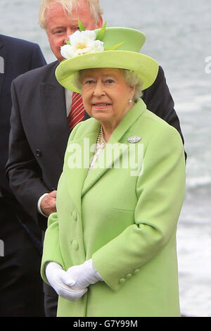 County Antrim, Nordirland, Vereinigtes Königreich. 28. Juni 2016. Queen Elizabeth II (C) und Prinz Philip, Duke of Edinburgh (L) hören Sie Erklärungen von Neville McComachie von der National Trust Giant's Causeway (C) im County Antrim, Nordirland, Großbritannien, 28. Juni 2016 Großbritanniens. Die Basaltsäulen des Giant's Causeway sind als UNESCO-Weltkulturerbe aufgeführt. Bild/irische Auge Credit: Irische Auge/Alamy Live-Nachrichten Stockfoto