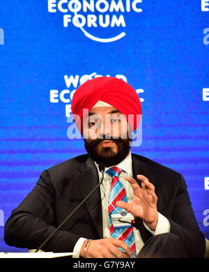 Tianjin, China. 28. Juni 2016. Kanadische Innovation, Wissenschaft und Wirtschaft Entwicklungsminister Navdeep Bains spricht während einer Sitzung namens "The Impact die vierte industrielle Revolution" die Jahresversammlung des neuen Champions 2016 oder das Sommer-Davos-Forum in Tianjin, Nord-China, 28. Juni 2016. © Yue Yuewei/Xinhua/Alamy Live-Nachrichten Stockfoto