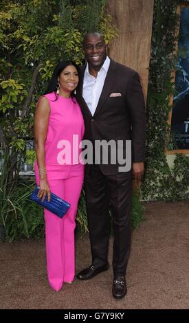 Magic Johnson, Cookie Johnson bei der Ankunft für die Legende von TARZAN Premiere, der Dolby Theater in Hollywood und Highland Center, Los Angeles, CA 27. Juni 2016. Foto von: Dee Cercone/Everett Collection Stockfoto