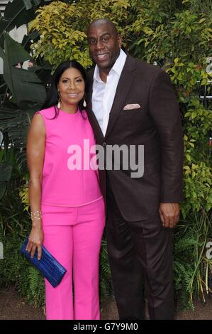 Magic Johnson, Cookie Johnson bei der Ankunft für die Legende von TARZAN Premiere, der Dolby Theater in Hollywood und Highland Center, Los Angeles, CA 27. Juni 2016. Foto von: Dee Cercone/Everett Collection Stockfoto