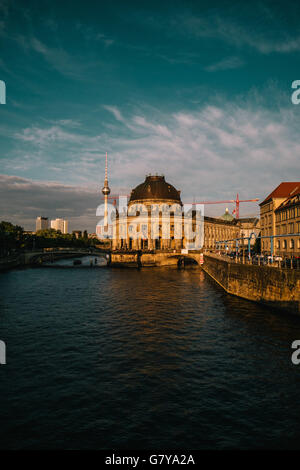 Berlin, Deutschland. 27. Juni 2016. Berlin TV Tower und Bode-Museum, 27. Juni 2016. Foto: picture Alliance/Robert Schlesinger | weltweite Nutzung/Dpa/Alamy Live-Nachrichten Stockfoto