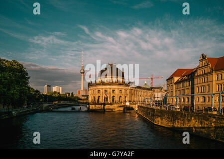 Berlin, Deutschland. 27. Juni 2016. Berlin TV Tower und Bode-Museum, 27. Juni 2016. Foto: picture Alliance/Robert Schlesinger | weltweite Nutzung/Dpa/Alamy Live-Nachrichten Stockfoto